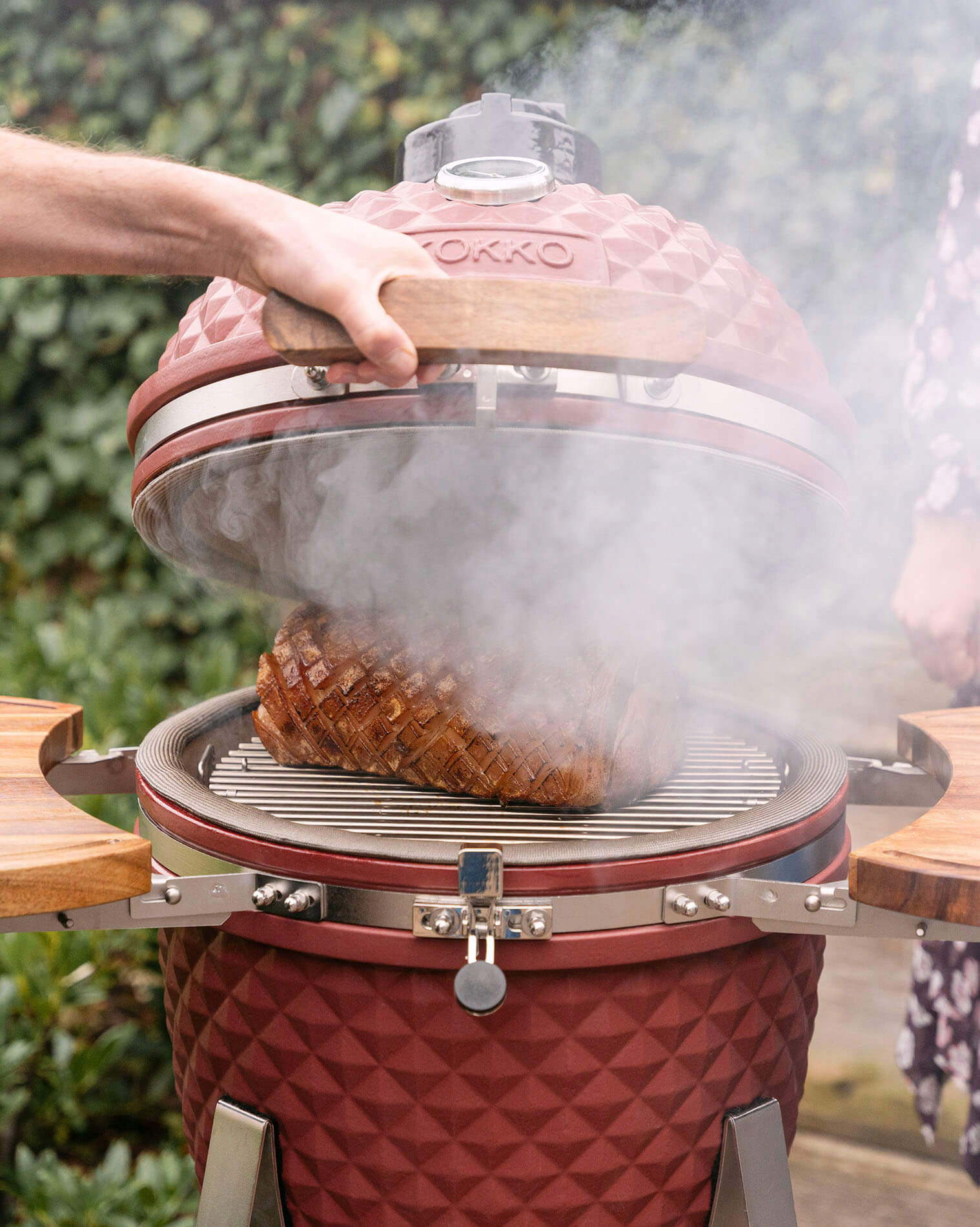 Rauchender roter Kokko Kamado