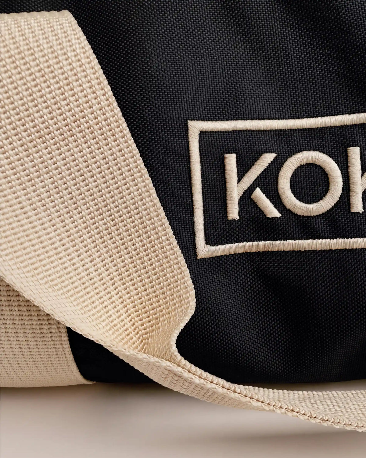 Stickerei-Detail des Kokko-Logos auf der Abdeckung