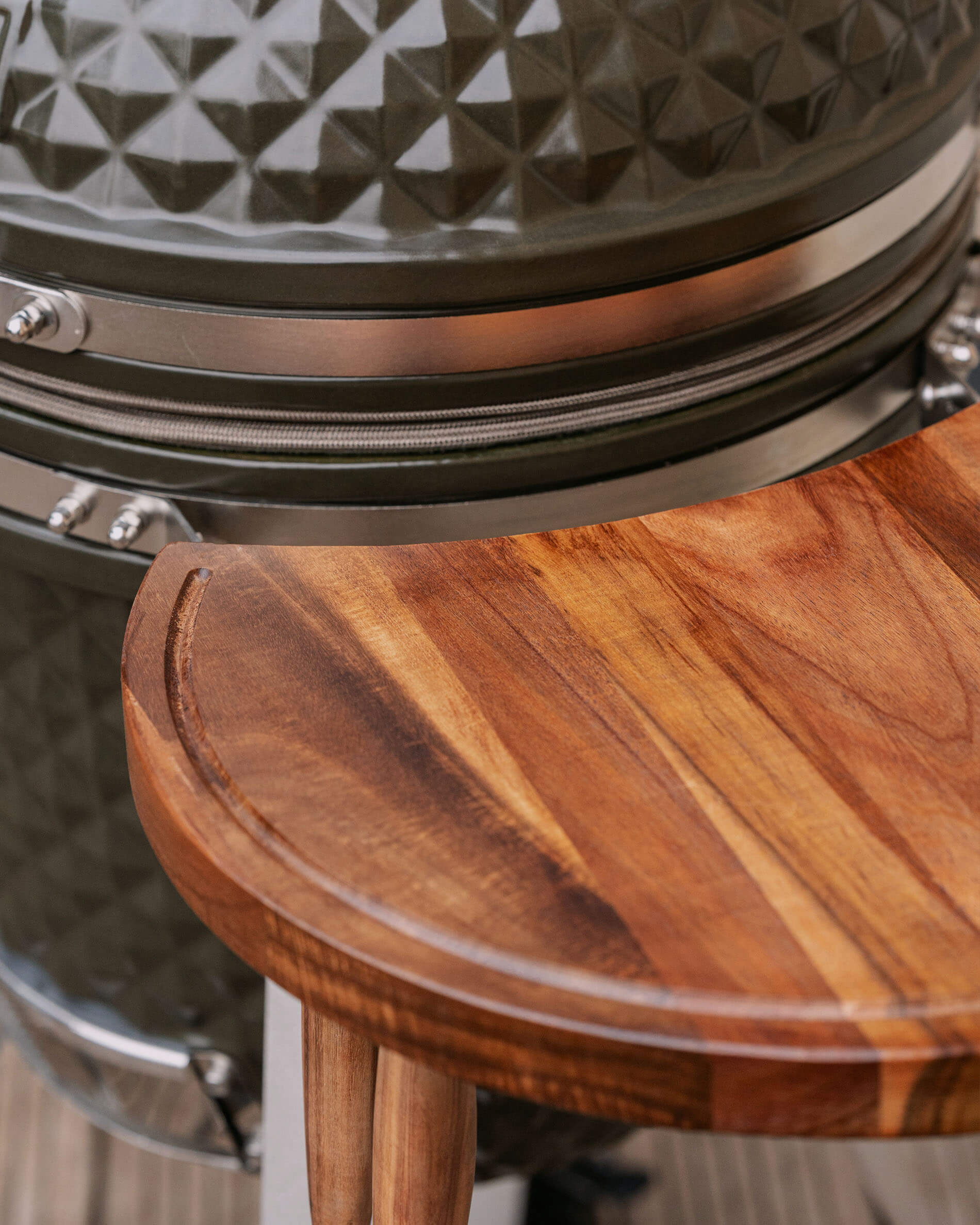 Detailansicht der Holzablagen am Kamado-Grill Kokko XL in Olivgrün.