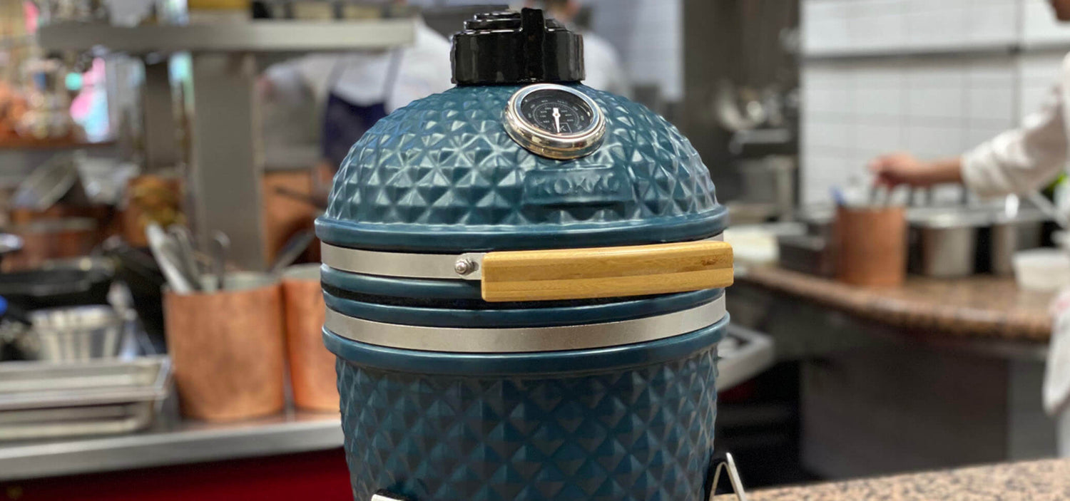Kamado Kokko in Ozeanblau vor einem Gourmetrestaurant von Paul Bocuse.