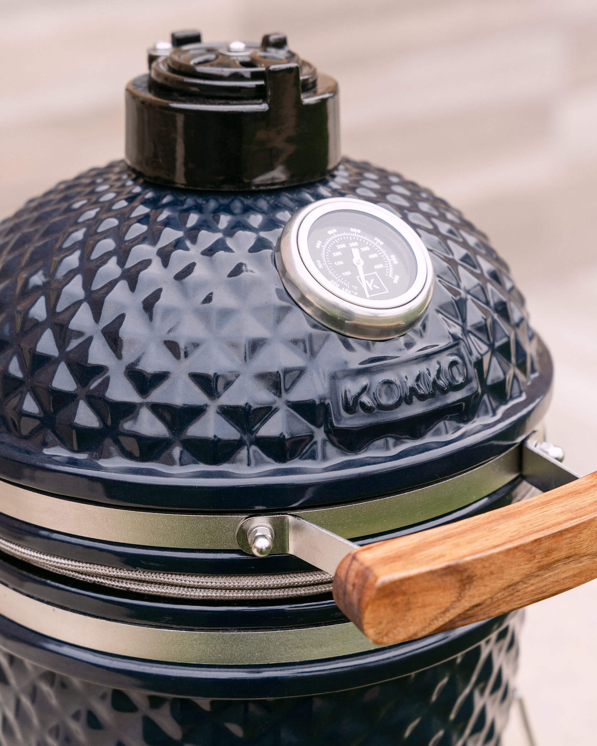 Kamado Little Kokko 13 aus marineblauer Keramik mit Ablagetisch aus Holz.