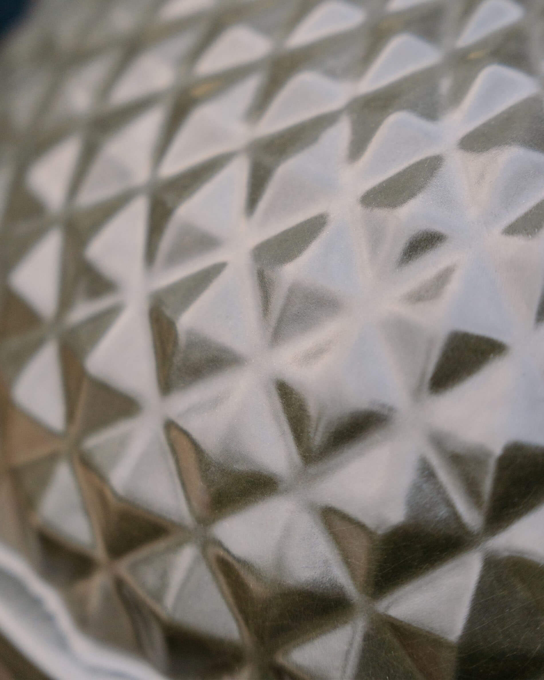 Nahaufnahme der olivgrünen, strukturierten Keramik des Kokko Kamado.