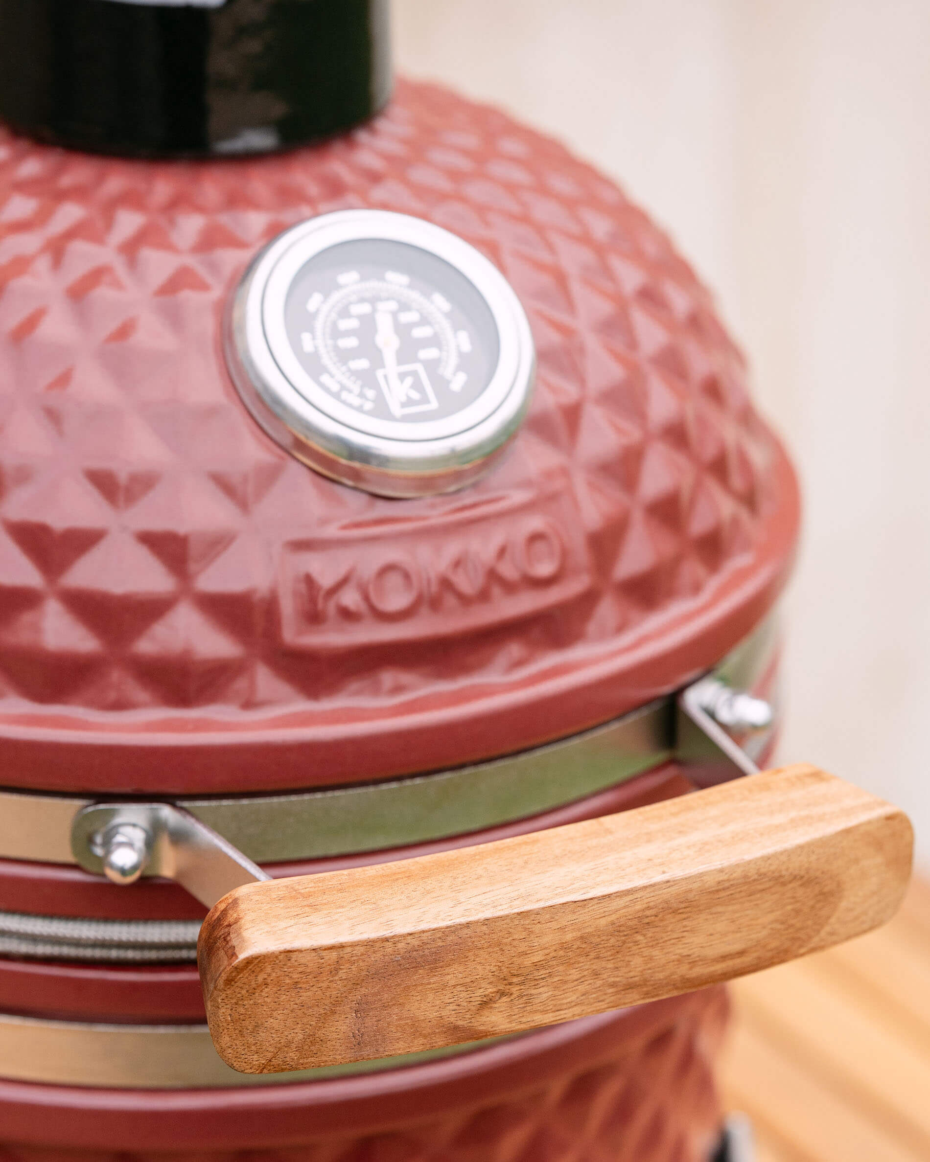 Detail des Deckels und des Thermometers des Little Kokko 13 in Oxidrot.