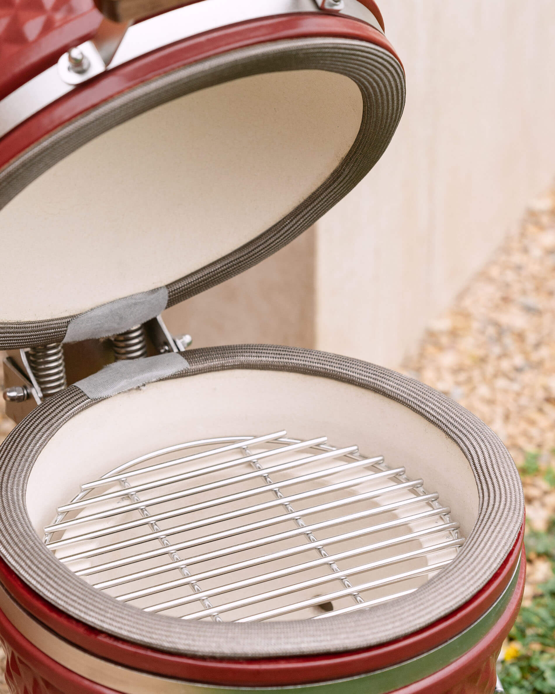 Innenraum des Kamado Little Kokko 13 mit Grillrost.