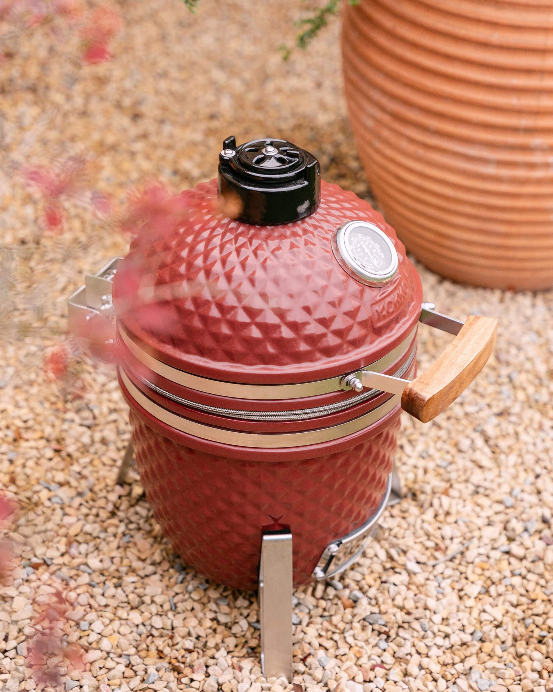 Kamado Little Kokko 13 aus roter Oxid-Keramik, Vorderansicht.