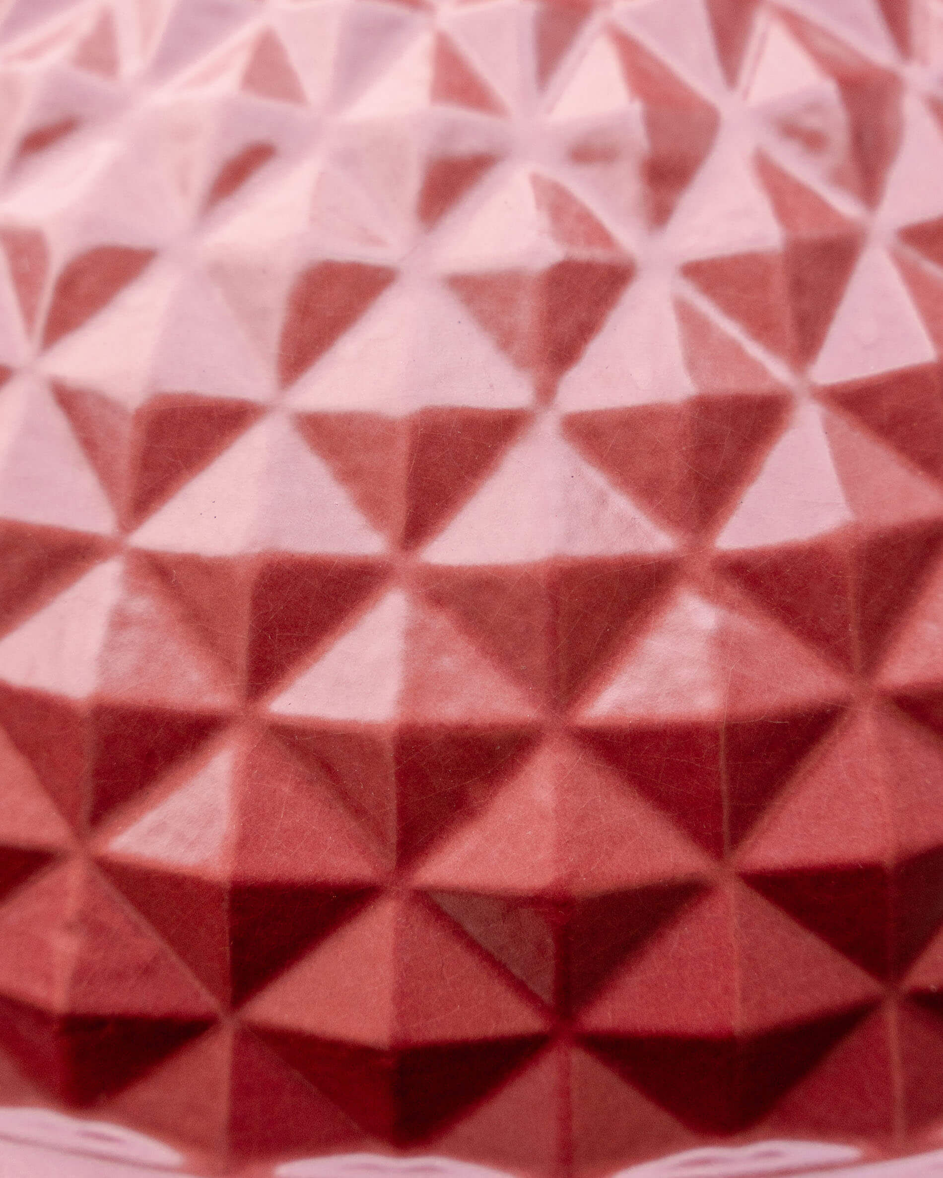 Nahaufnahme der rot-oxid texturierten Keramik des Kokko Kamado.