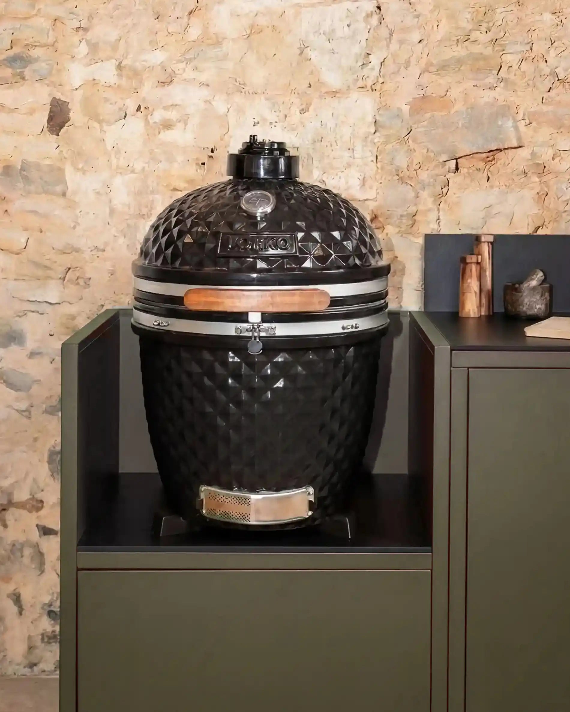 Schwarzer Kamado Kokko integriert auf Olive-Modul mit schwarzer Arbeitsplatte