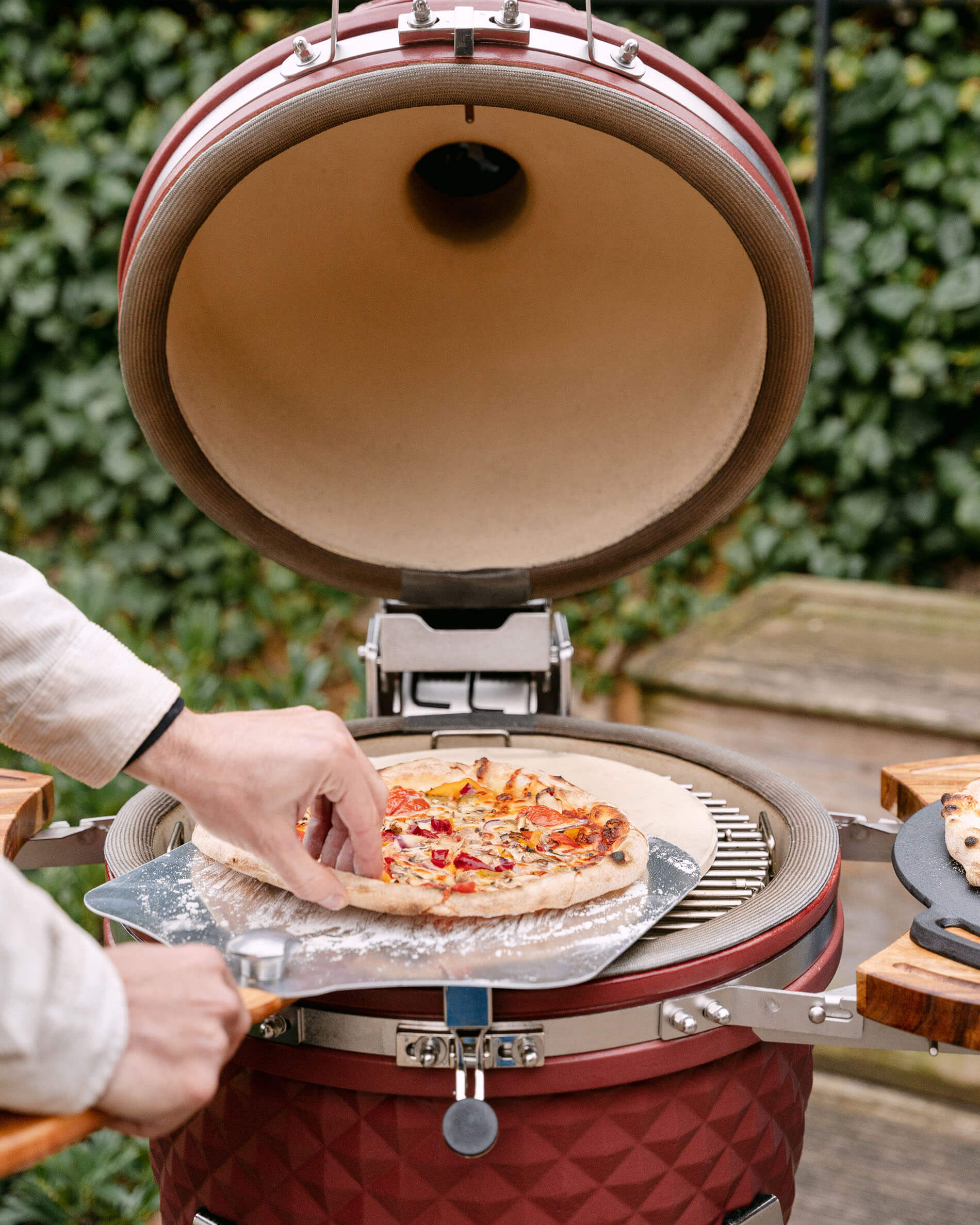 Pizzaschaufel aus Edelstahl und Pizzen