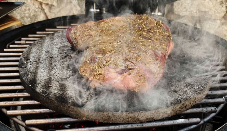 Marinierte Rinder-Picanha auf Lavastein