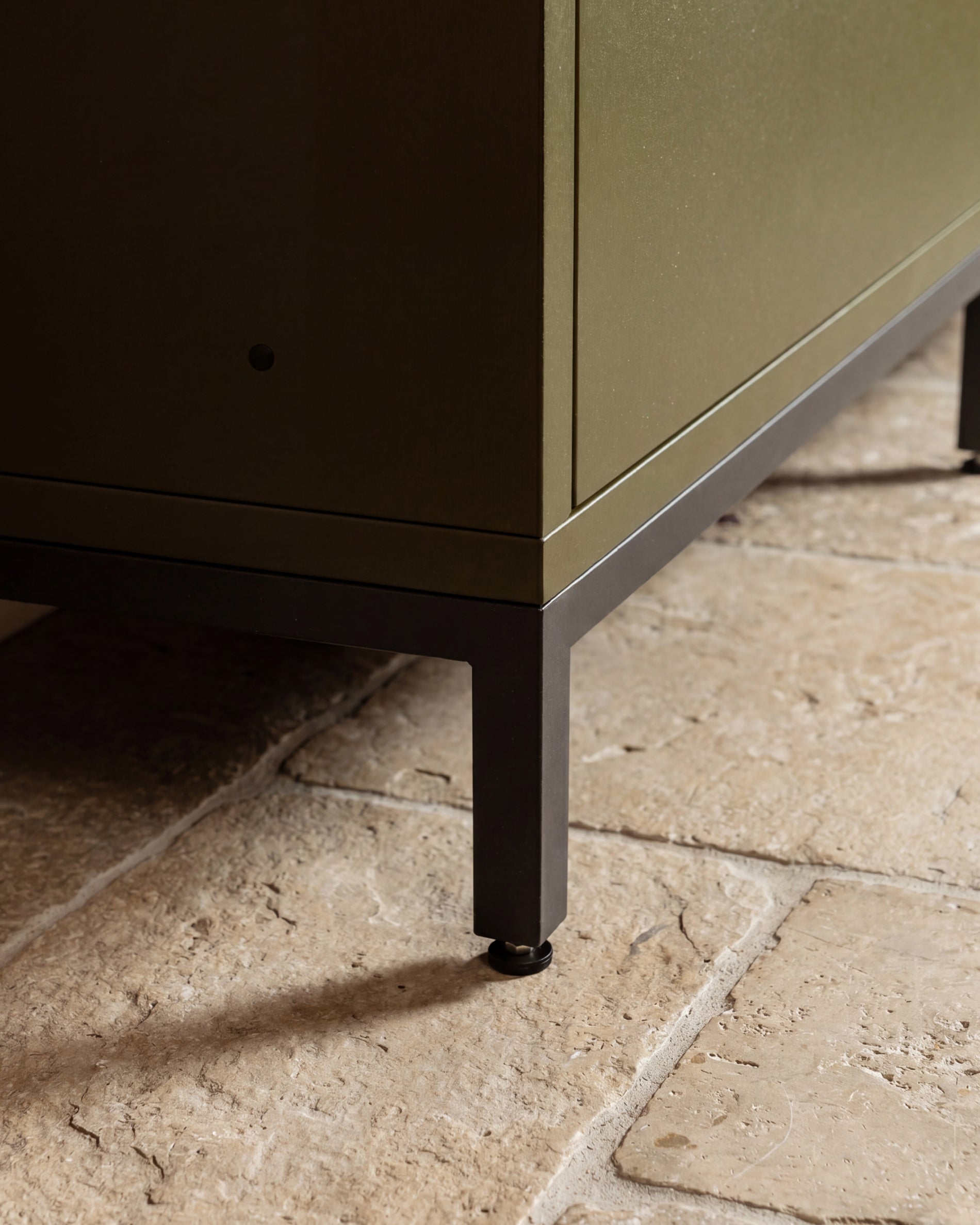 Detail schwarzer Metallfuß unter Kokko Olive Außenküchenmöbel