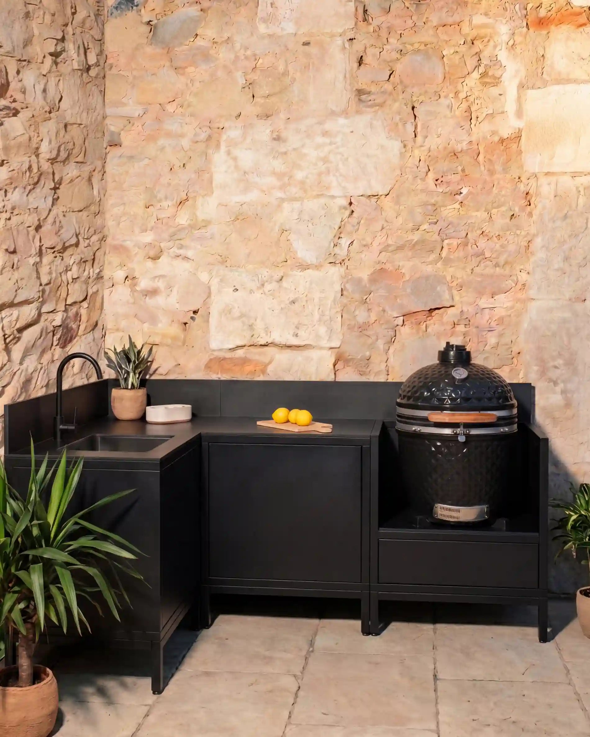 Kokko Outdoor-Küche in Schwarz als Ecklösung mit Spüle und integriertem Kamado