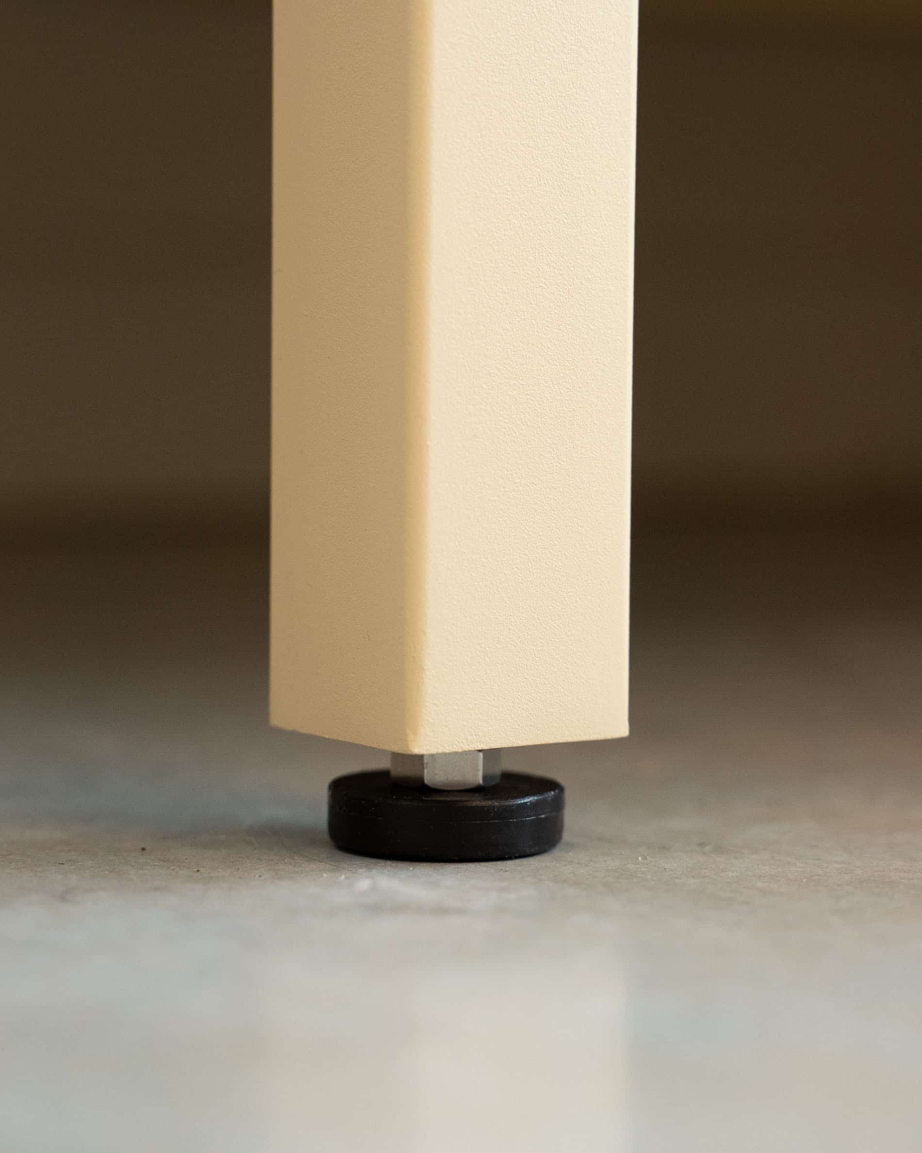 Detail des verstellbaren Fußes einer Pilotis-Außenküche, mit erhöhter Struktur und Nivelliersystem des Möbels.