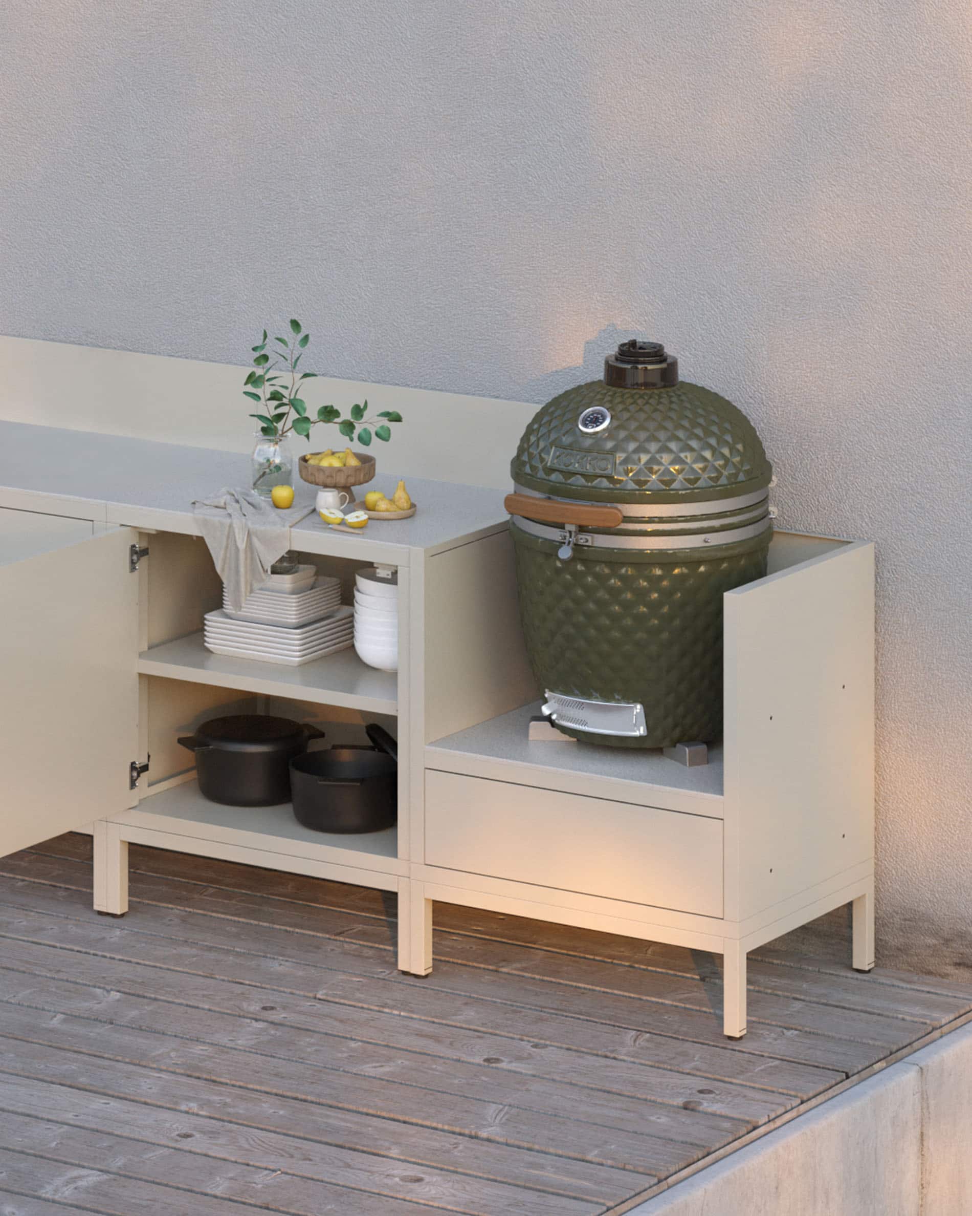 Modulare Stelzenküche in Creme mit heller Arbeitsplatte, offenen Ablagen und speziellem Modul für die Integration eines Kamado.