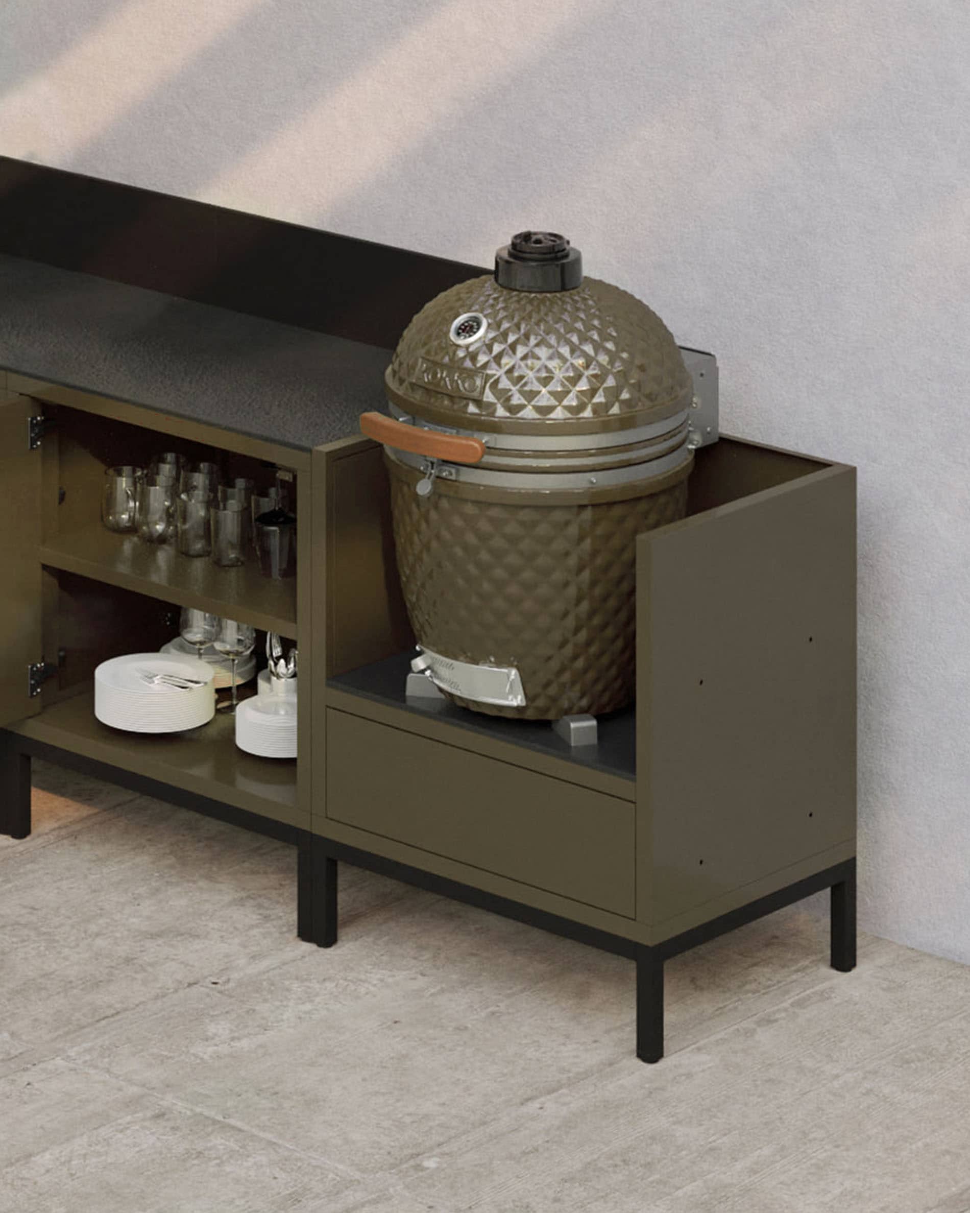 Set aus Totem S Kerzen aus bunter Keramik: Wassergrün mit Zitronengras & Eukalyptus, Marineblau mit Zitronengras & Meersalz, Oxidrot mit Zitronengras & Geranie, Siena-Braun mit Zitronengras & Orangenblüte, Elfenbein-Beige mit Zitronengras & Zitrone.