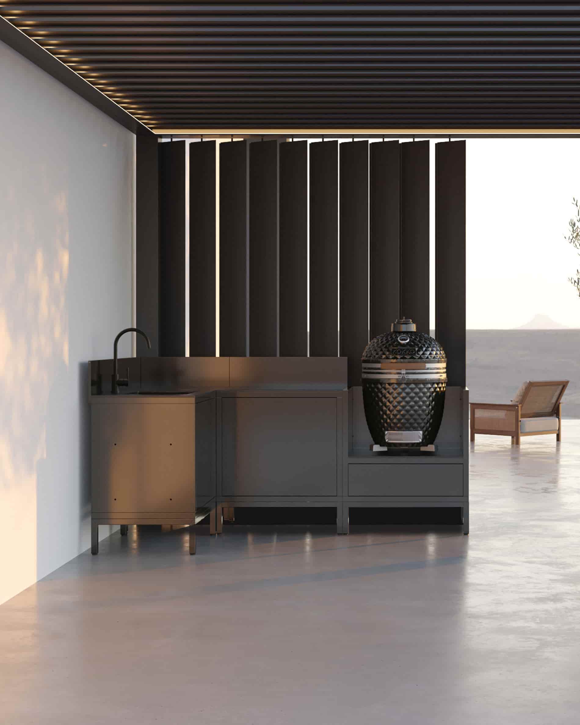 Outdoor-Küche auf Stelzen mit Kamado, schwarze Eckkonfiguration unter der Pergola, geschlossene Möbel und Arbeitsplatte mit Spülbecken.