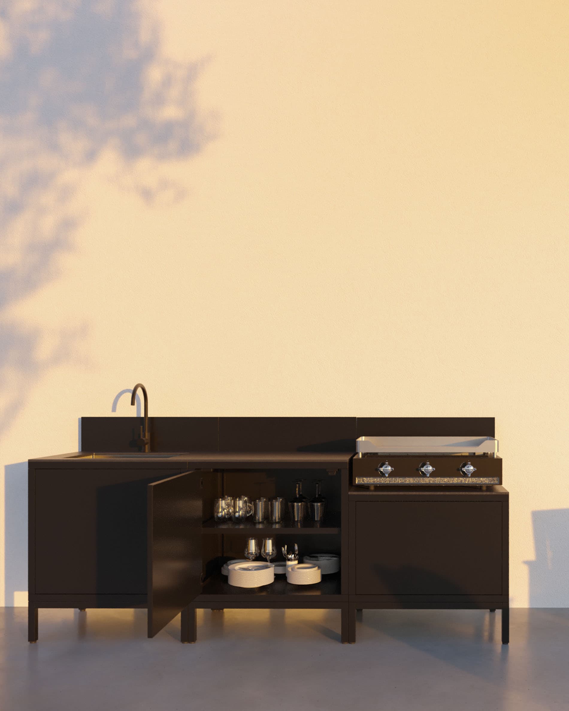 Outdoor-Küche auf Stelzen mit integrierter Plancha, Möbel in Schwarz, Spüle und offene Ablagen, zeigt den Innenstauraum.