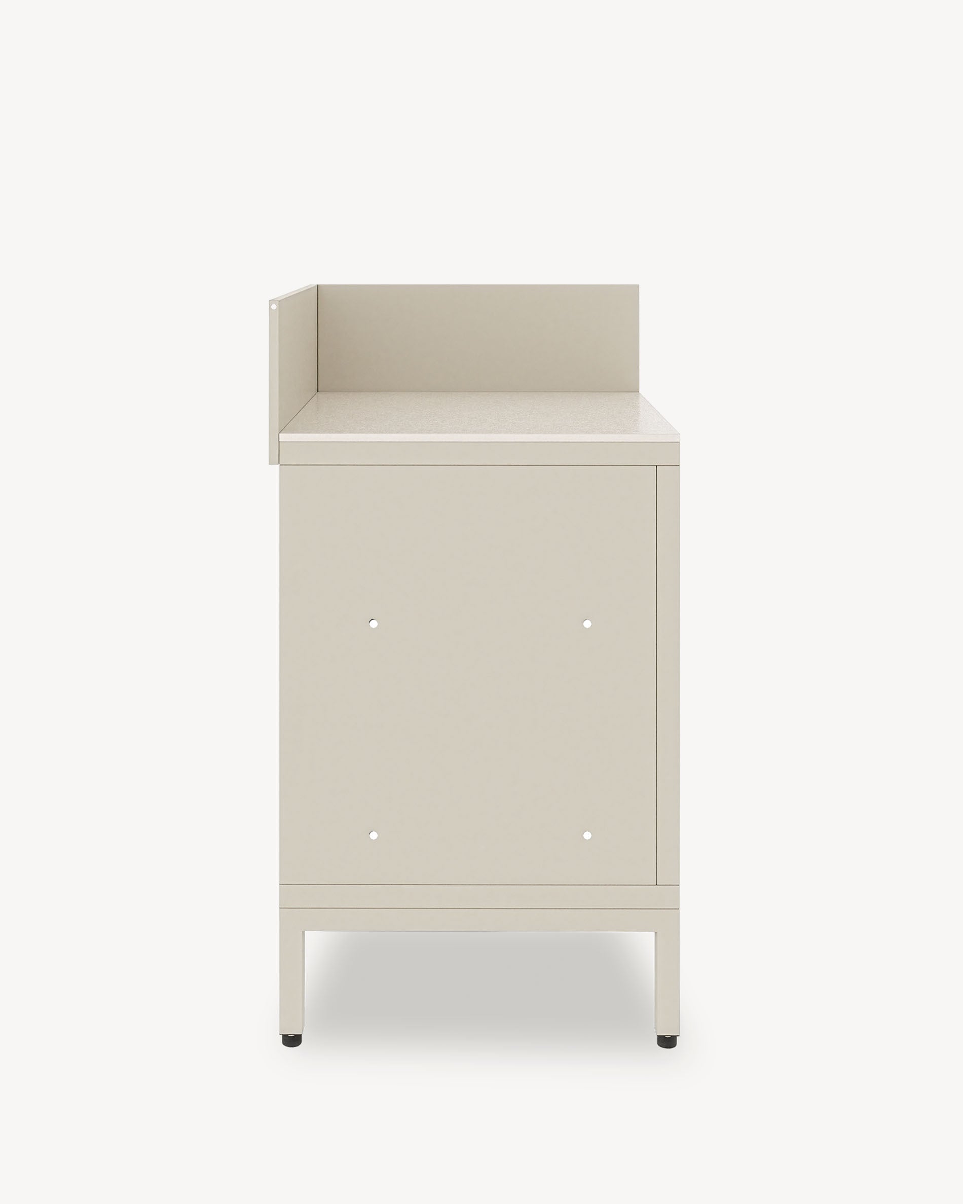 Eck-Küchenmodul auf Stelzen, Möbel in Cremefarbe mit geschlossenem Stauraum, dunkle Arbeitsplatte und integrierte seitliche Rückwand.