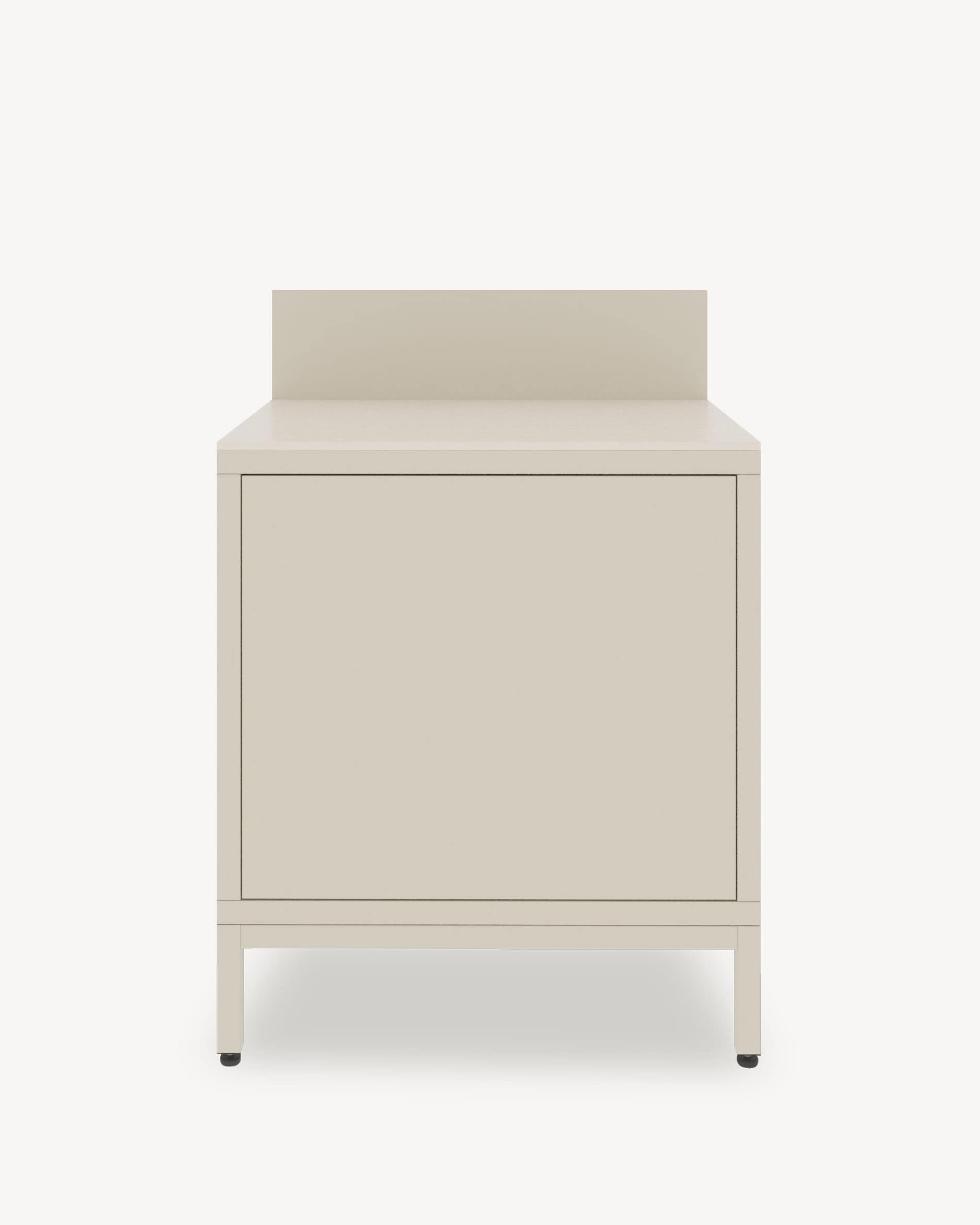 Klassisches Küchenmodul auf Stelzen, Möbel in Cremefarbe mit geschlossenem Stauraum, dunkle Arbeitsplatte und integrierte Rückwand.