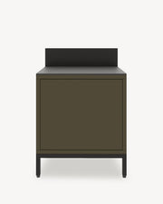 Klassisches Küchenmodul auf Stelzen, Möbel in Olivgrün mit geschlossenem Stauraum, dunkle Arbeitsplatte und integrierte Rückwand.