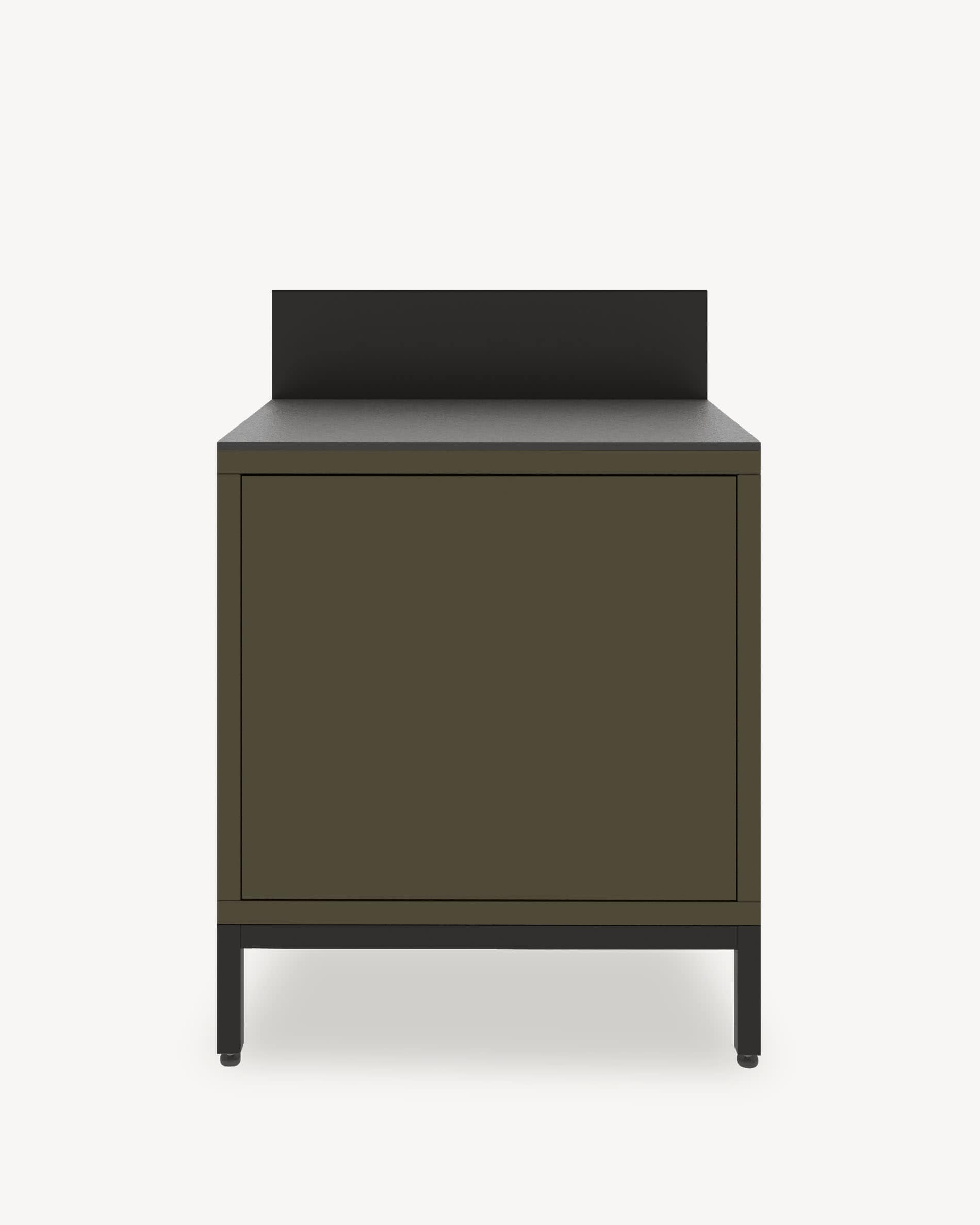 Küchenmodul auf Stelzen mit geschlossenem Stauraum, Front in Olivgrün, dunkle Arbeitsplatte und integrierte Rückwand.