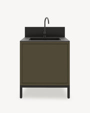 Küchenmodul auf Stelzen mit integriertem Spülbecken, Möbel in Olivgrün mit geschlossenem Stauraum, dunkle Arbeitsplatte und integrierte Rückwand.