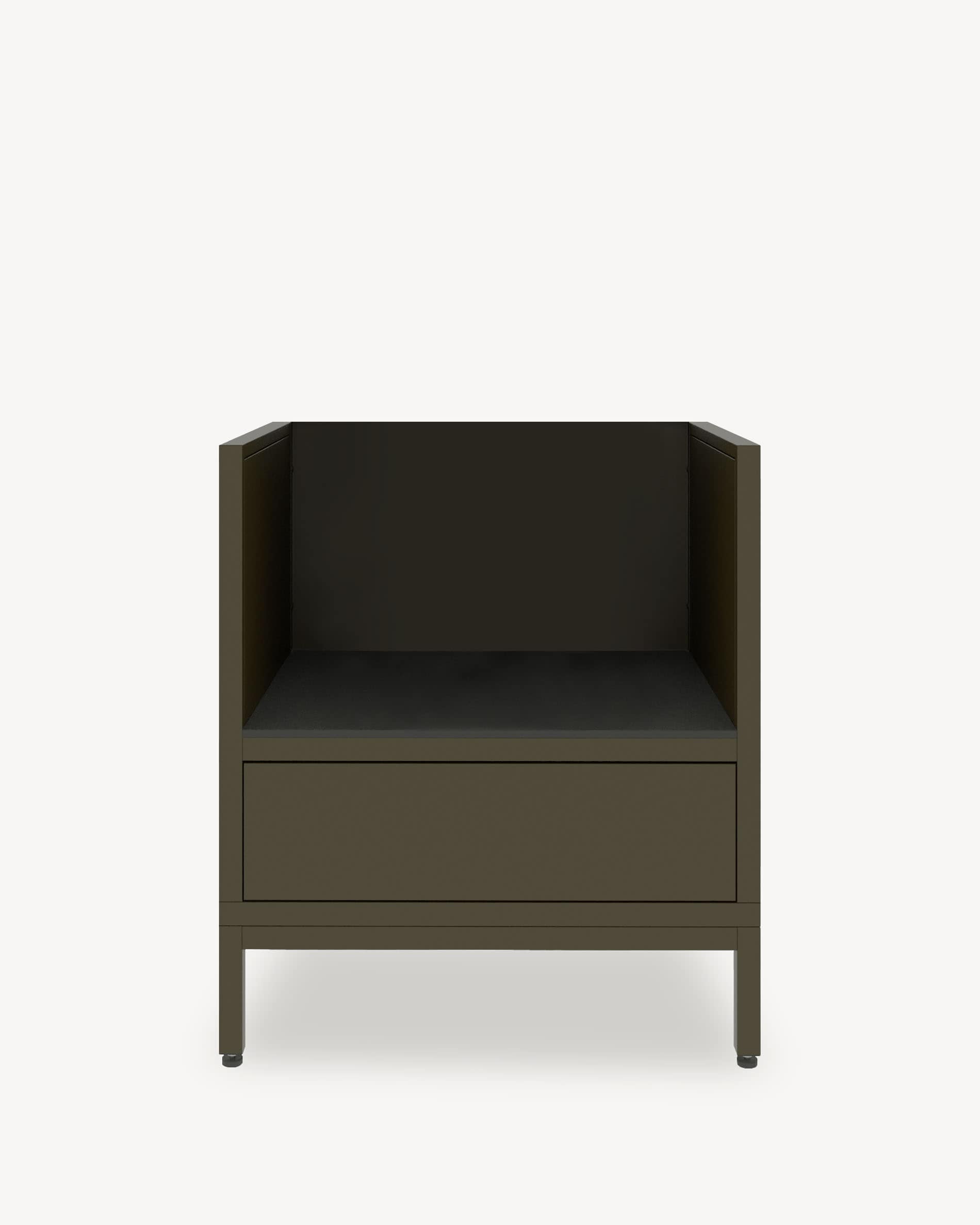 Küchenmodul auf Stelzen für Kamado, Möbel in Olivgrün mit geschlossenem Stauraum, dunkler Arbeitsplatte und integrierten Seitenwänden.