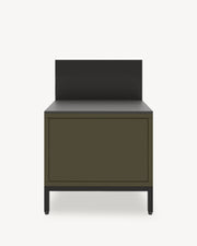 Küchenmodul auf Stelzen für Plancha, Front in Olivgrün, geschlossener Stauraum, integrierte Arbeitsfläche und Rückwand.