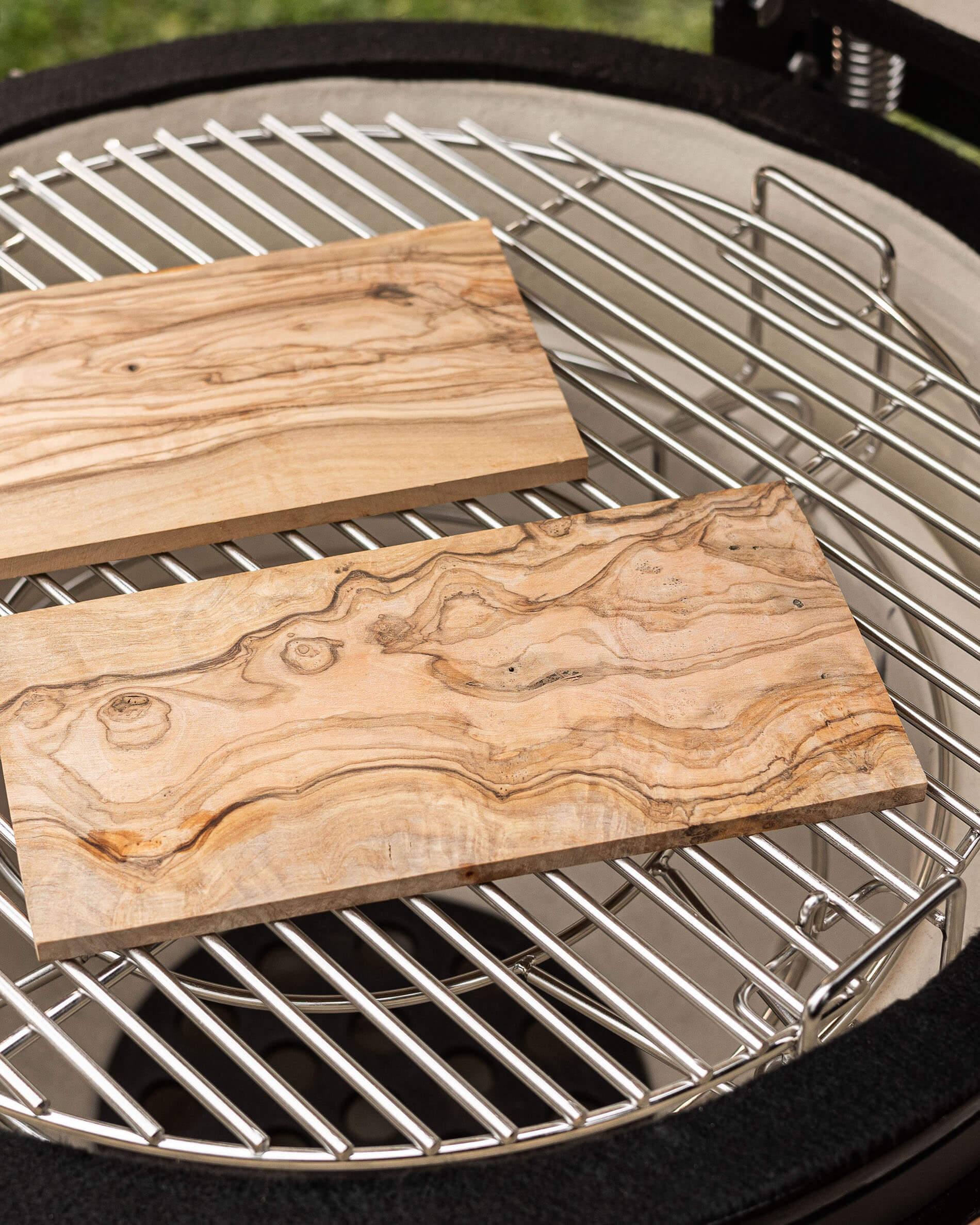 Rechteckiges Holzbrett auf dem Grill