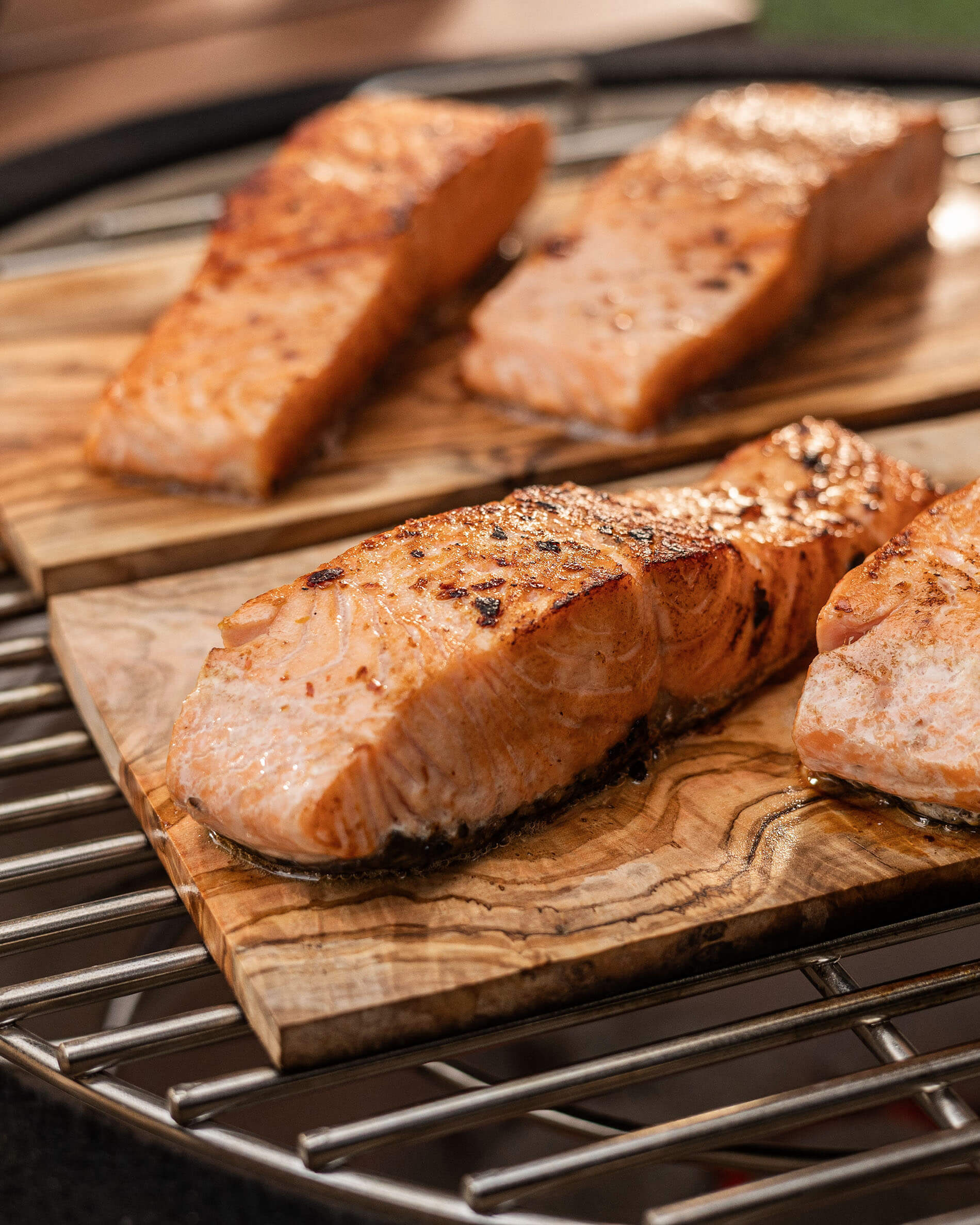 Rechteckiges Holzbrett mit Lachs