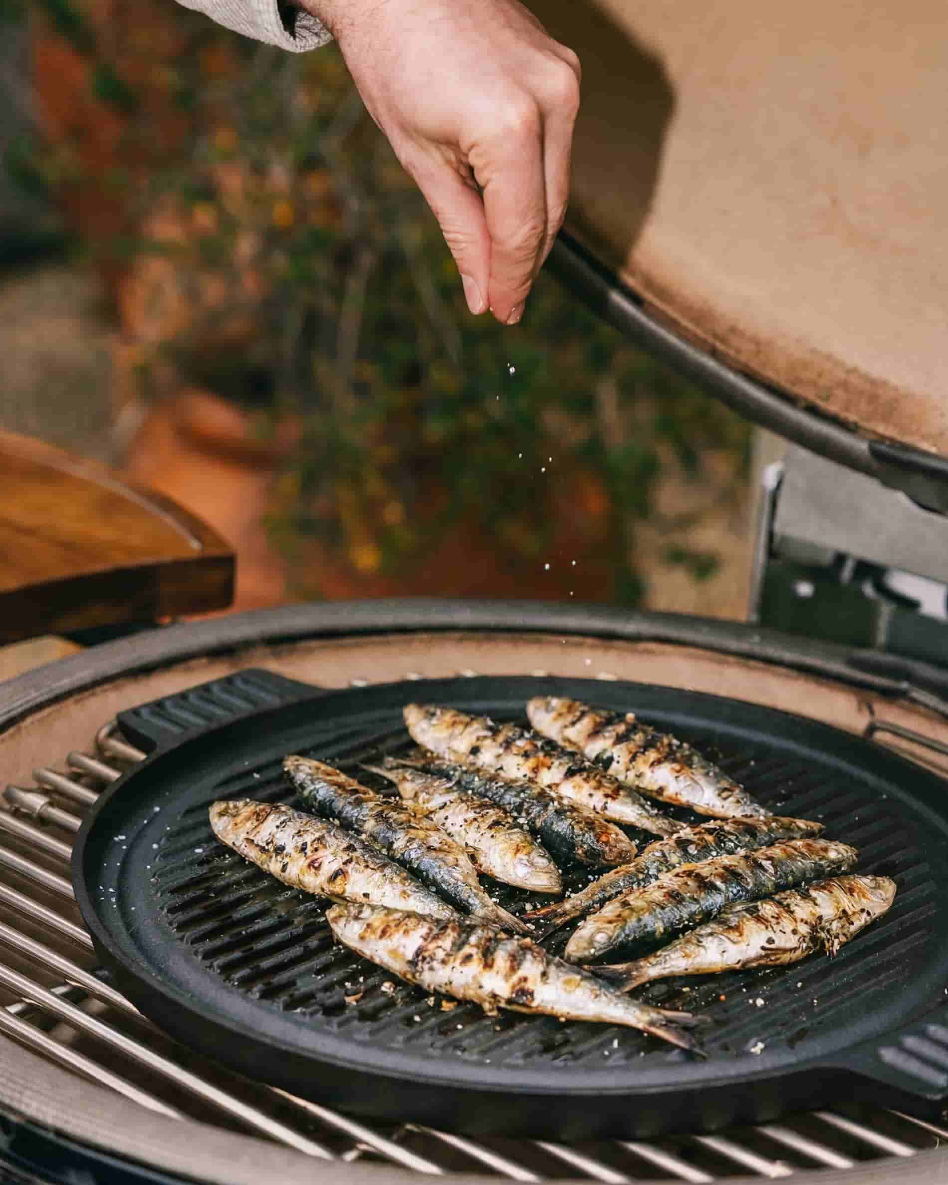 Plancha-Grillplatte aus Gusseisen auf dem Kamado