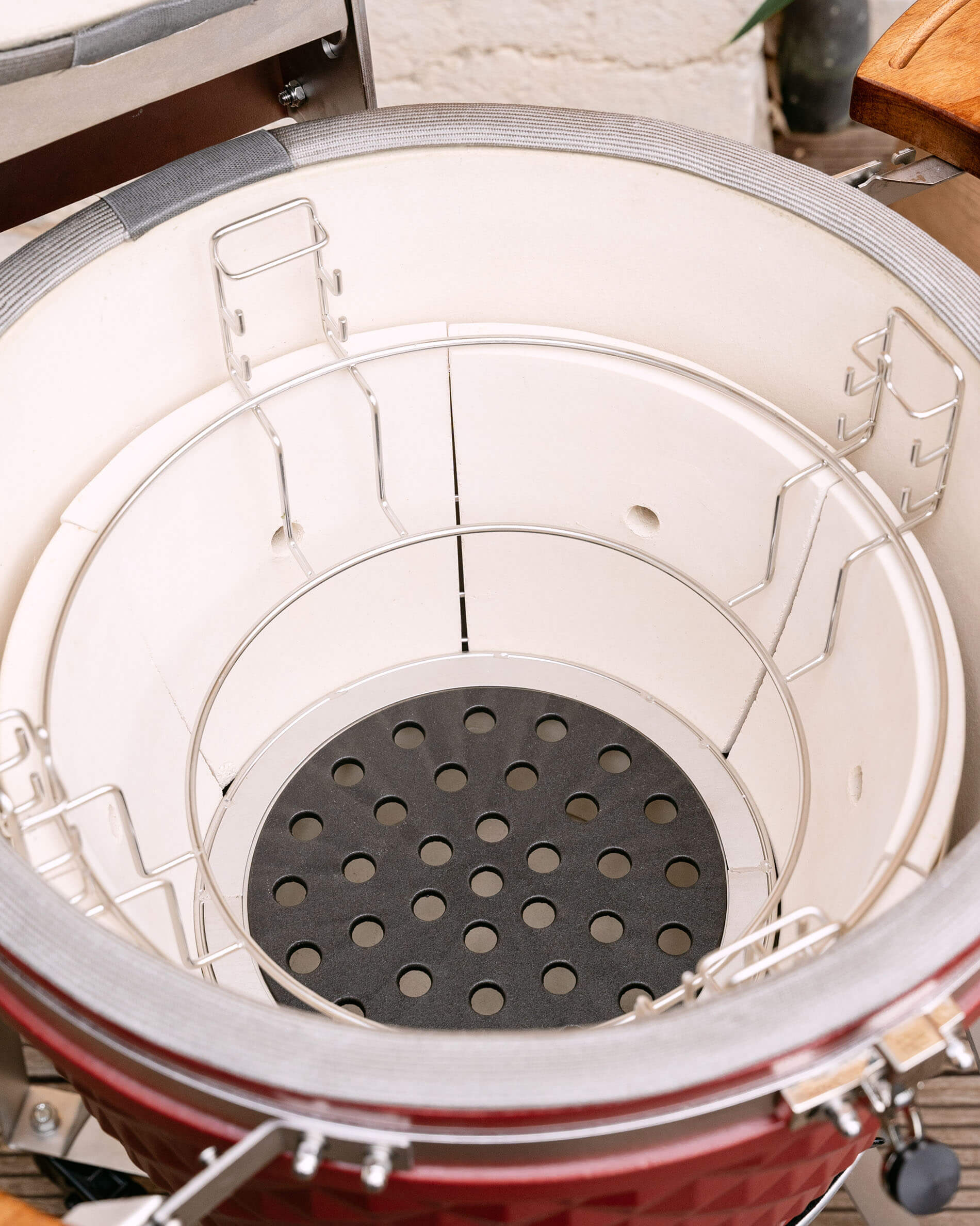 Perforierte Gussplatte für optimale Luft- und Kohlezirkulation im Kamado.