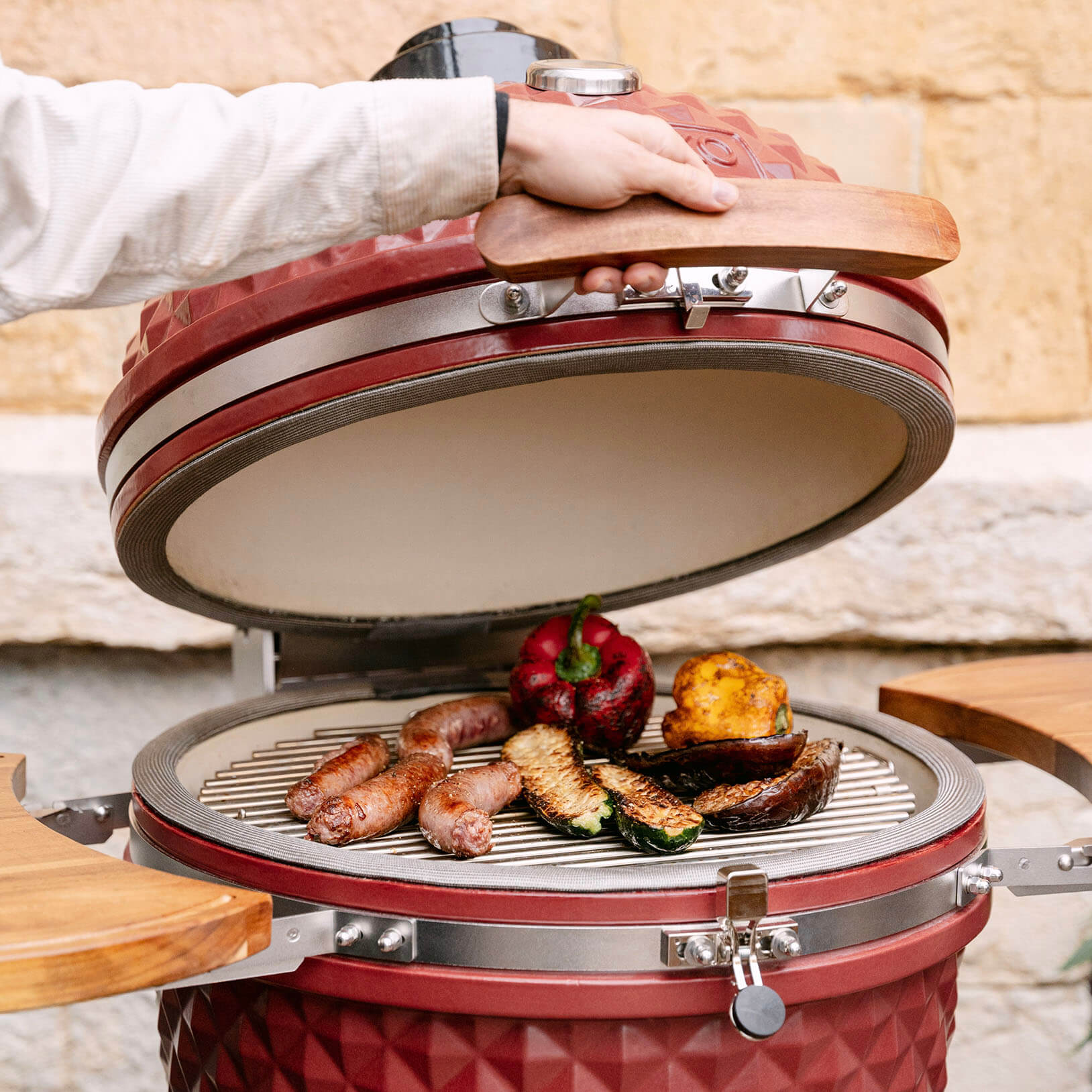 Kamado Kokko 22 pouces nouvelle édition illustrant la polyvalence de cuisson, entre grillades, cuisson indirecte et fumage.