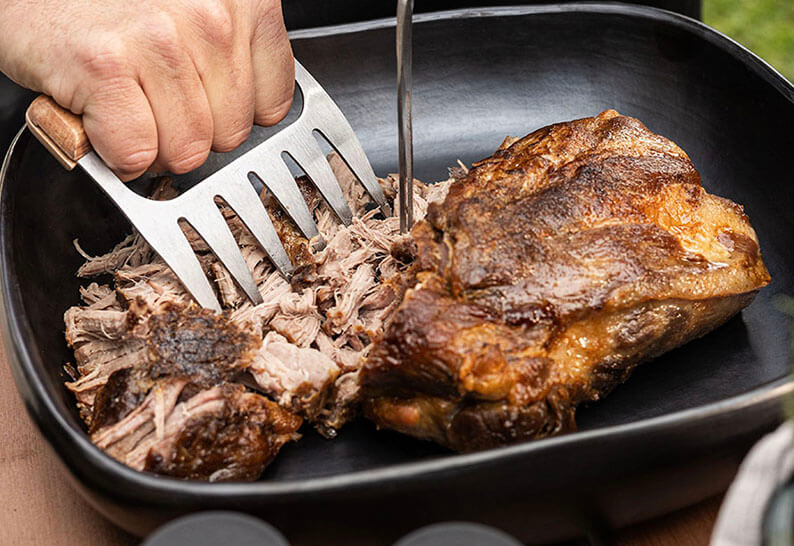 Pulled Pork im Kokko Kamado gegart, mit Fleischkrallen direkt über dem Grillrost zerrupft.
