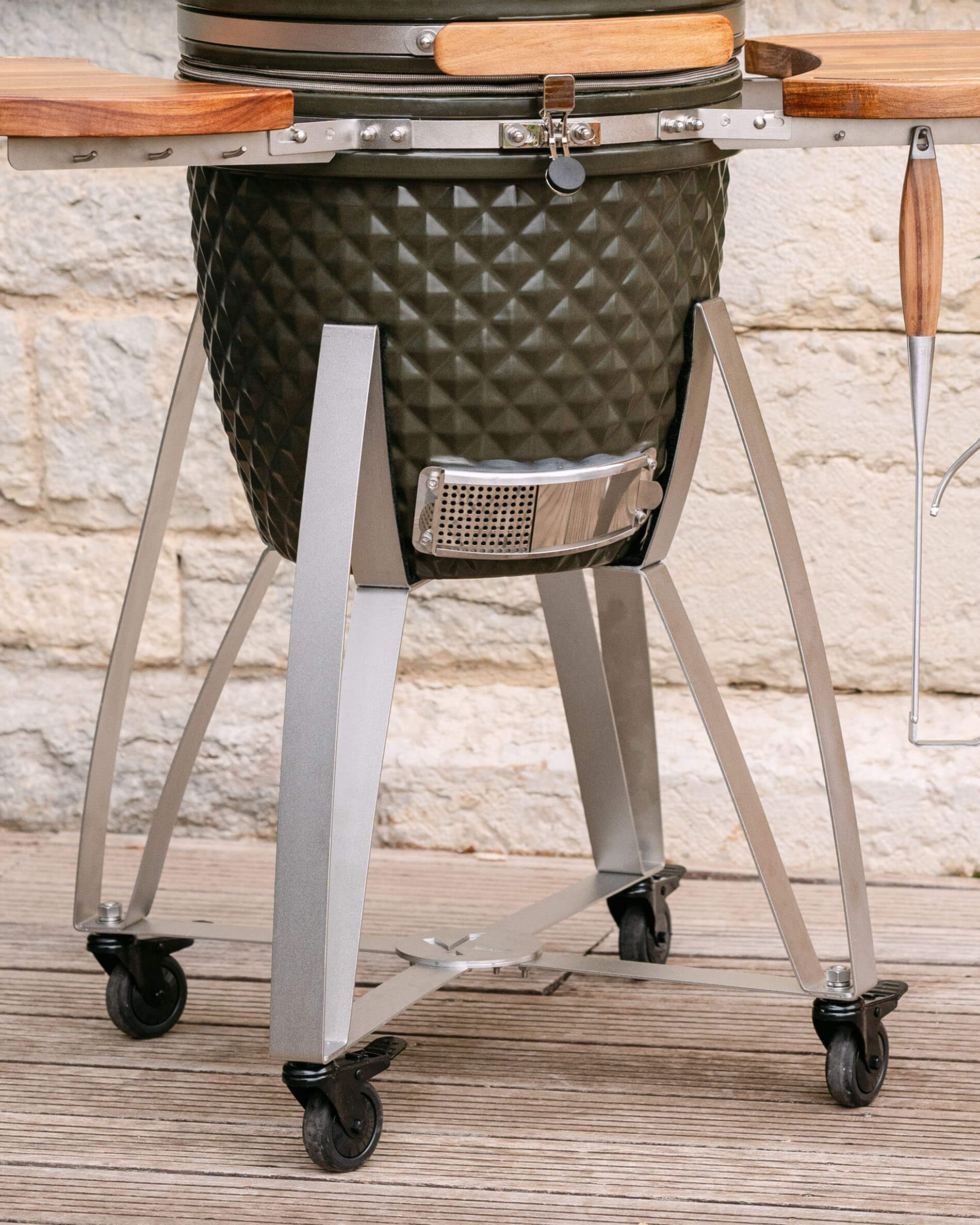Edelstahlwagen für Kokko Kamado mit Ablage und Rollen.