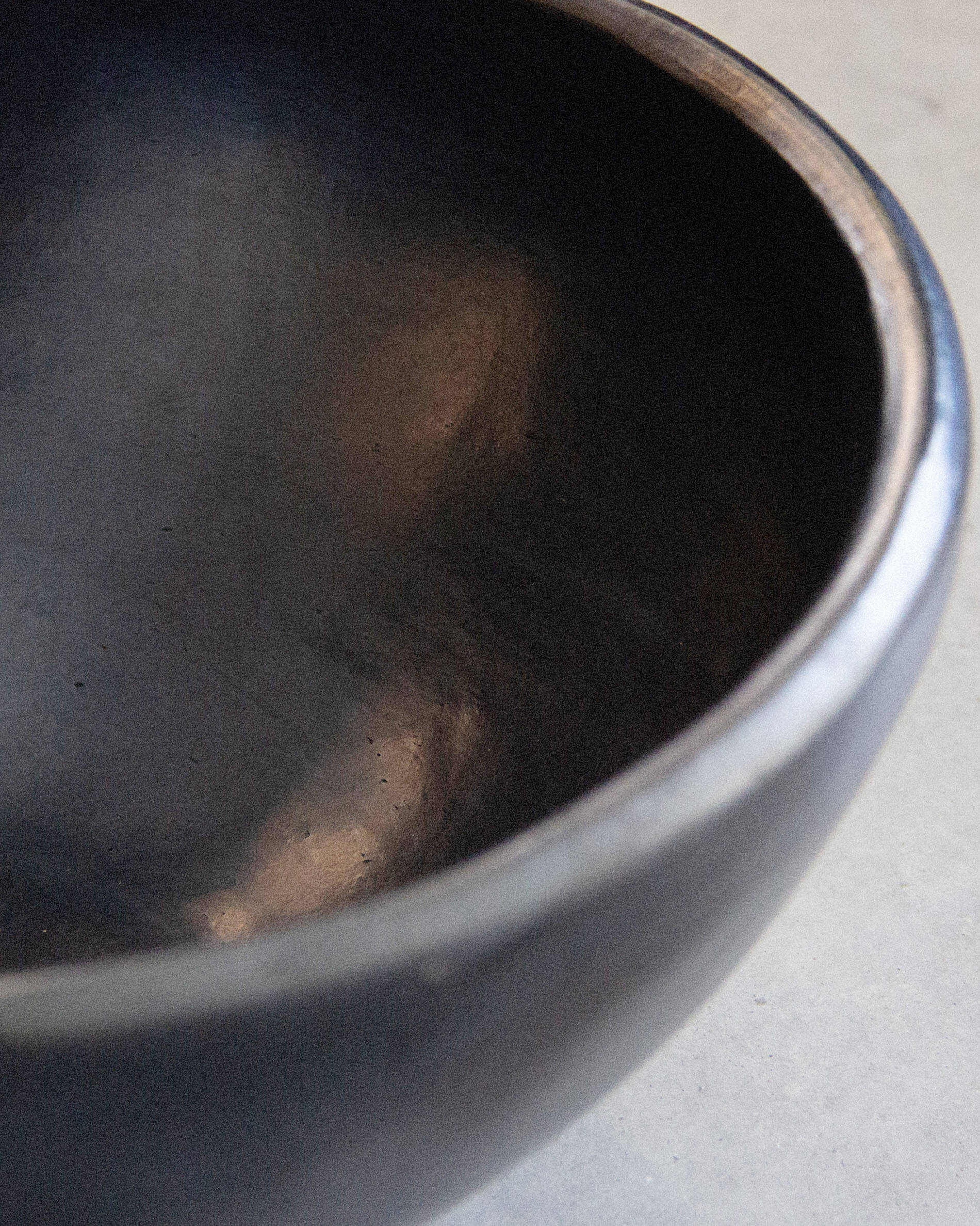 Schwarze Chamba-Tonschale