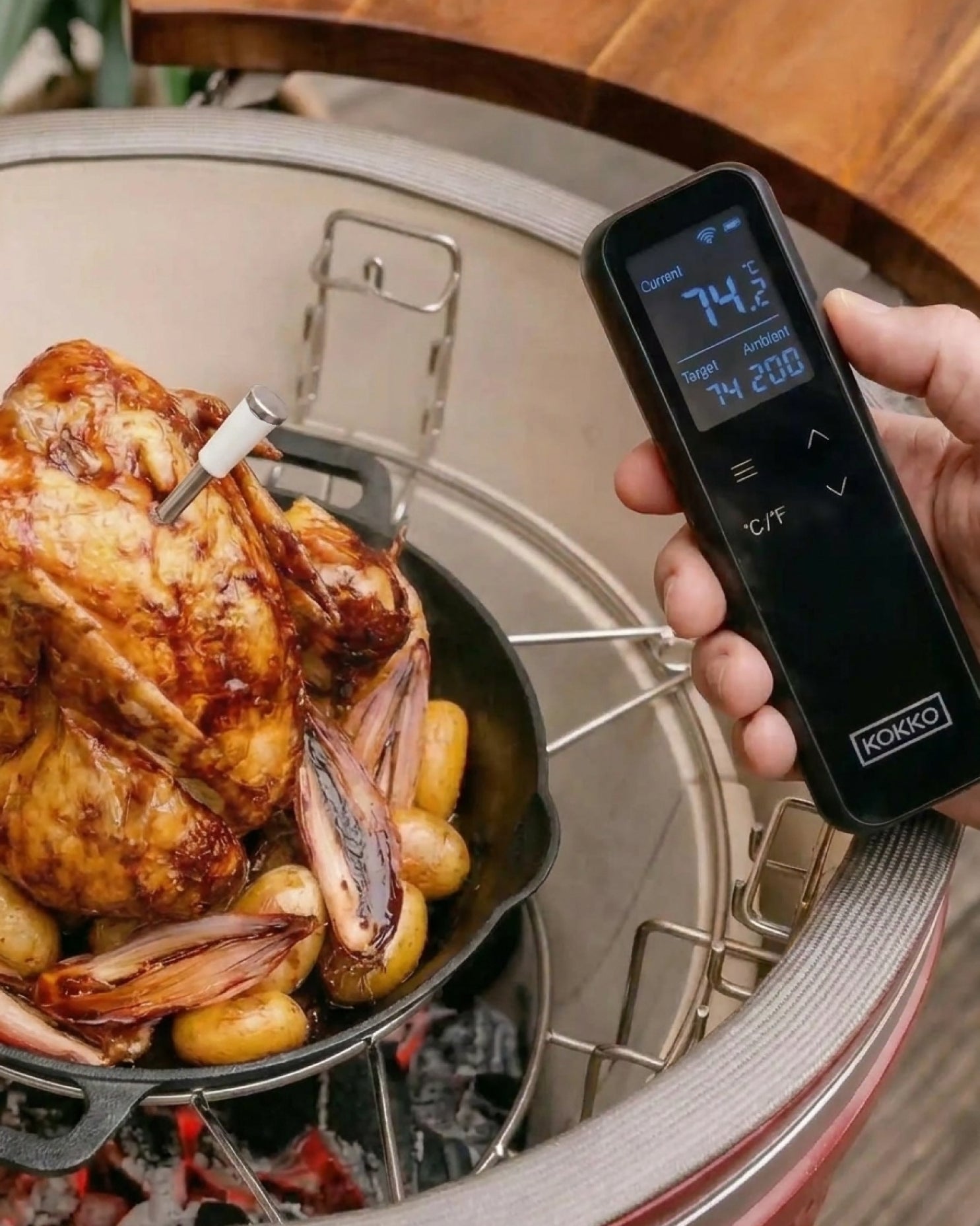 Vernetztes Thermometer mit Sonde im Einsatz auf einem Kokko Kamado beim Grillen