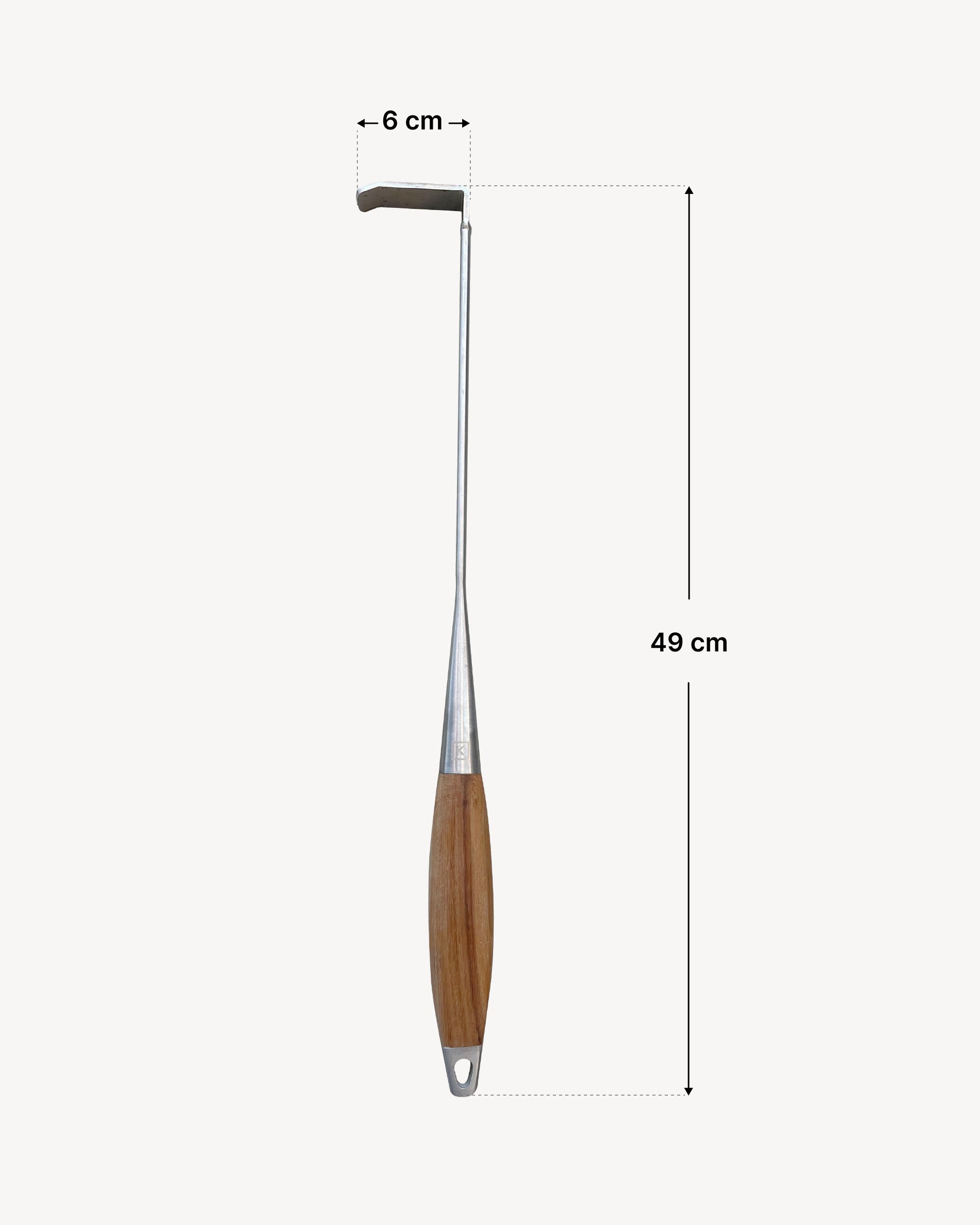 Aschezieher aus Edelstahl mit Holzgriff, abgebildet mit einer Maßskizze, die eine Gesamtlänge von 49 cm und eine Kopfbreite von 6 cm zeigt, entwickelt zum Entfernen von Asche im Kamado.